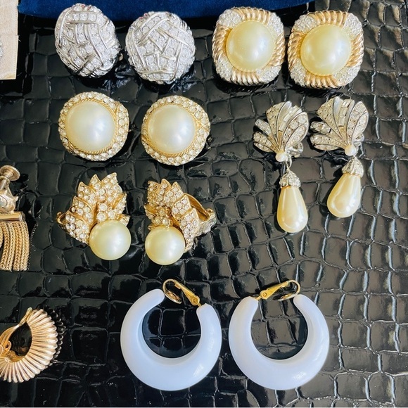 Vintage RICHELIEU Dainty Faux Pearl Gold Tone Swirl Clip On Retro Earrin… - Picture 13 of 15